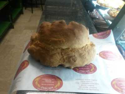 Ha una forma a cornetto e si caratterizza per la presenza di tre punte: secondo la tradizione rappresentano la Santa Trinit�